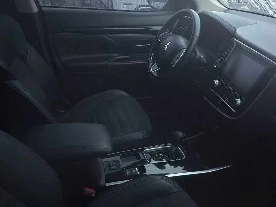 2020 Mitsubishi Outlander - Image 4 of 5