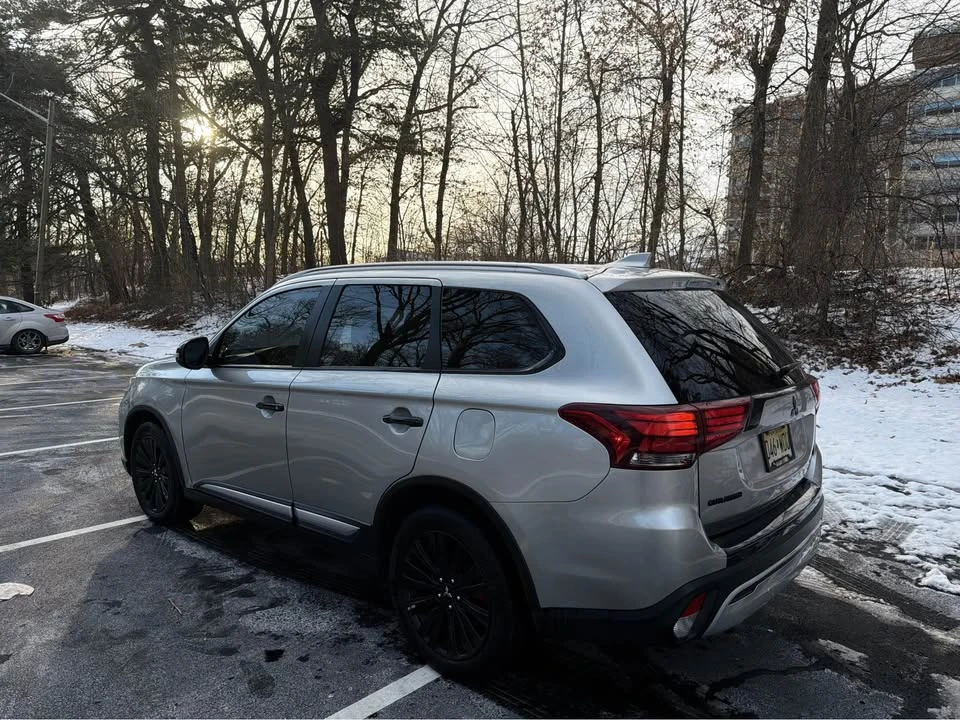 2020 Mitsubishi Outlander - Image 2 of 5