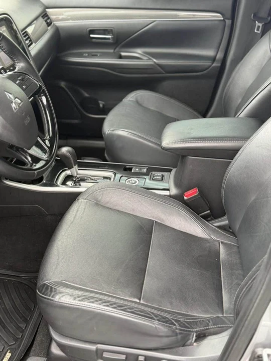 2020 Mitsubishi Outlander - Image 8 of 15