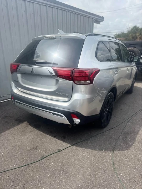 2020 Mitsubishi Outlander - Image 3 of 4