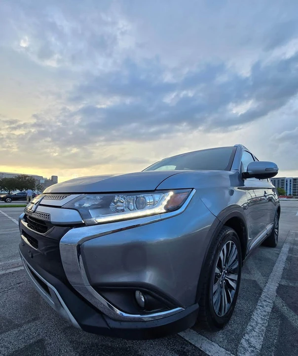 2020 Mitsubishi Outlander - Image 2 of 20