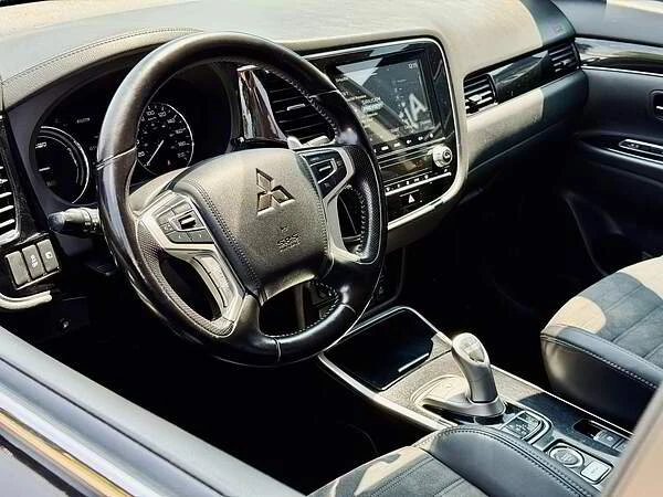 2020 Mitsubishi Outlander - Image 10 of 16