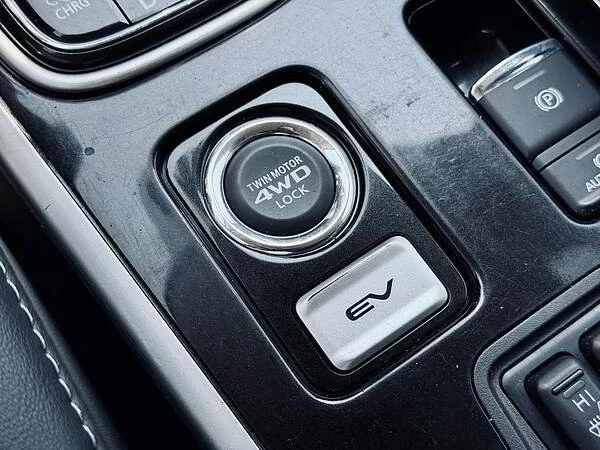 2020 Mitsubishi Outlander - Image 14 of 16