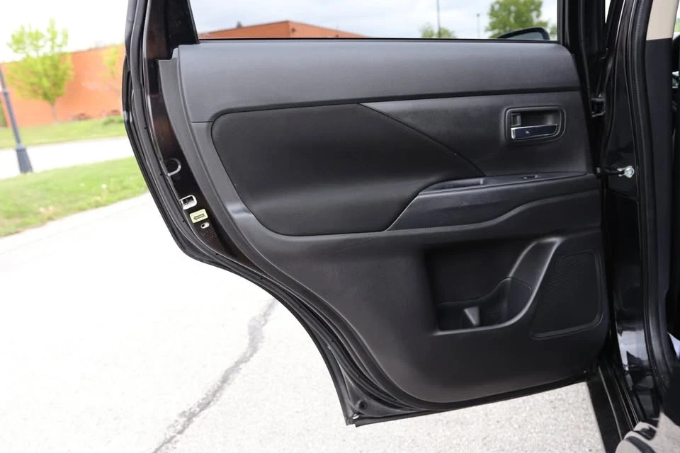 2020 Mitsubishi Outlander - Image 15 of 20