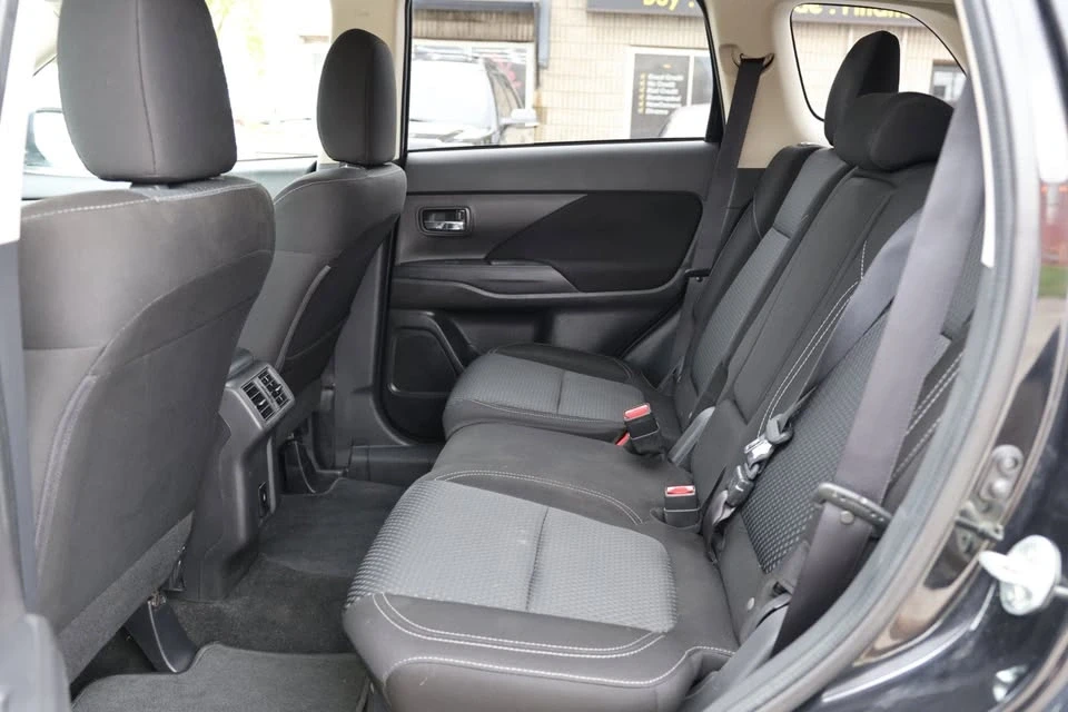2020 Mitsubishi Outlander - Image 16 of 20