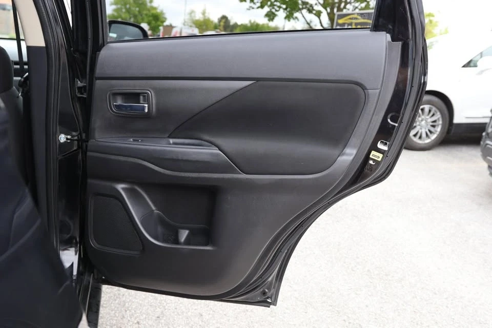 2020 Mitsubishi Outlander - Image 18 of 20