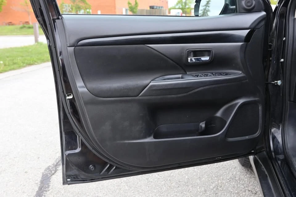 2020 Mitsubishi Outlander - Image 11 of 20