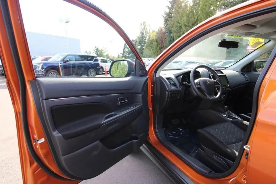 2020 Mitsubishi Outlander - Image 8 of 15