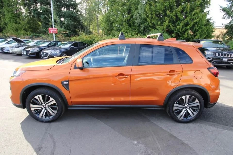 2020 Mitsubishi Outlander - Image 2 of 15