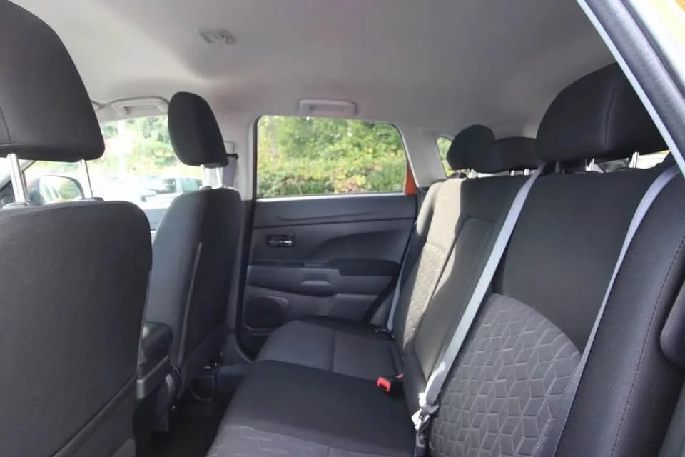 2020 Mitsubishi Outlander - Image 14 of 15