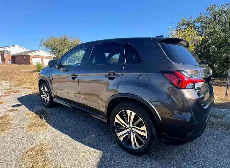 2020 Mitsubishi Outlander - Image 2 of 9