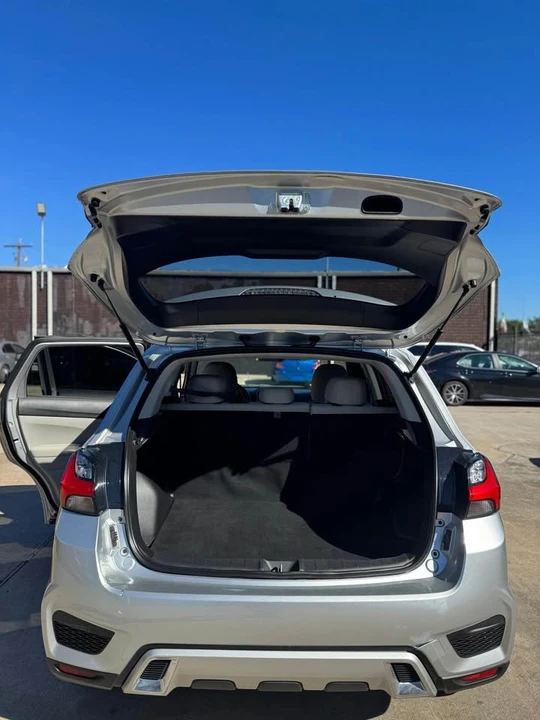 2020 Mitsubishi Outlander - Image 4 of 10