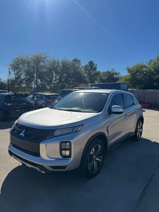 2020 Mitsubishi Outlander - Image 2 of 10