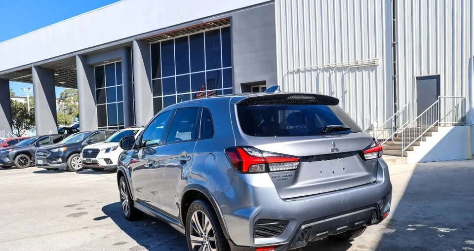 2020 Mitsubishi Outlander - Image 5 of 6