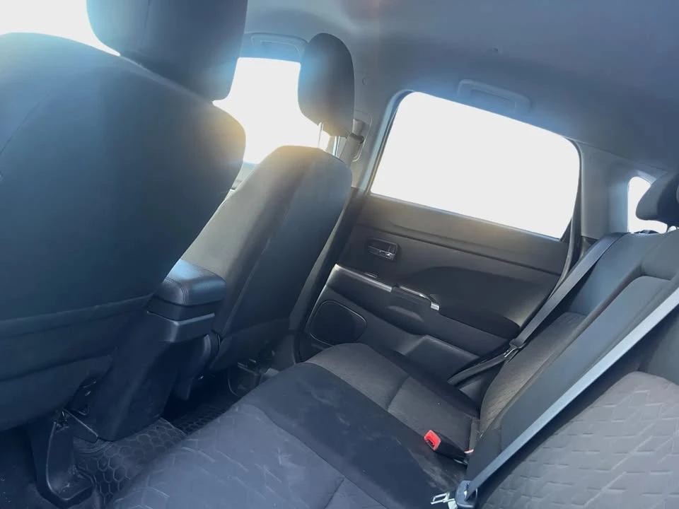 2020 Mitsubishi Outlander - Image 9 of 10