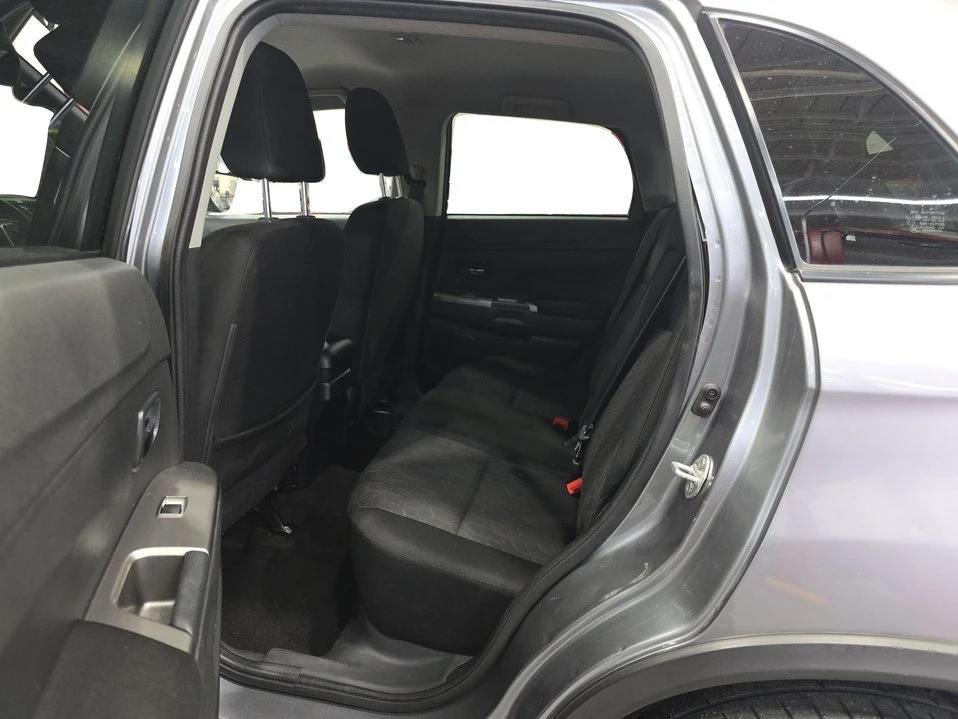 2020 Mitsubishi Outlander - Image 9 of 19