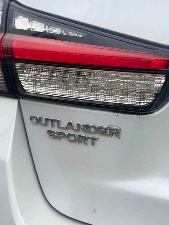 2020 Mitsubishi Outlander - Image 4 of 10