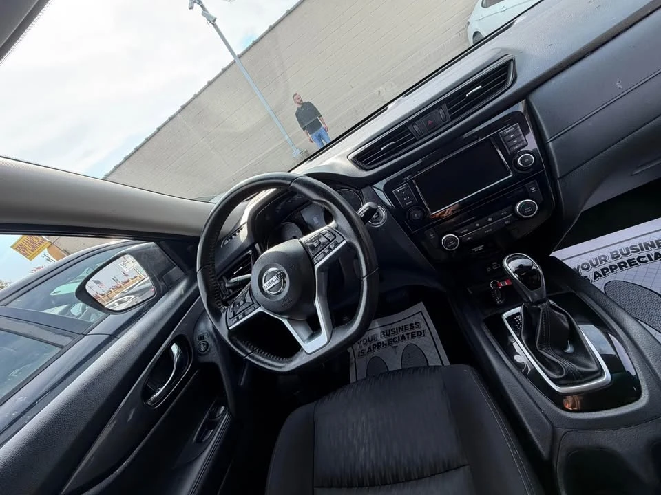 2020 Nissan Rogue - Image 9 of 11
