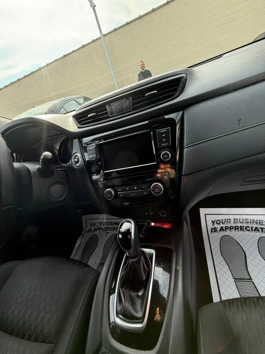 2020 Nissan Rogue - Image 8 of 11
