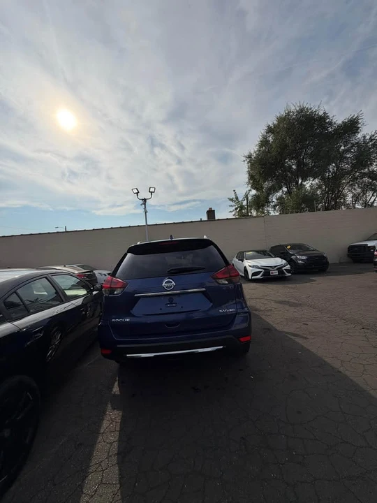 2020 Nissan Rogue - Image 2 of 11