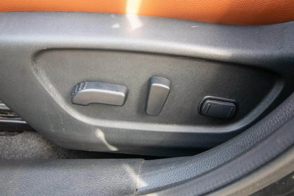 2020 Nissan Rogue - Image 8 of 17