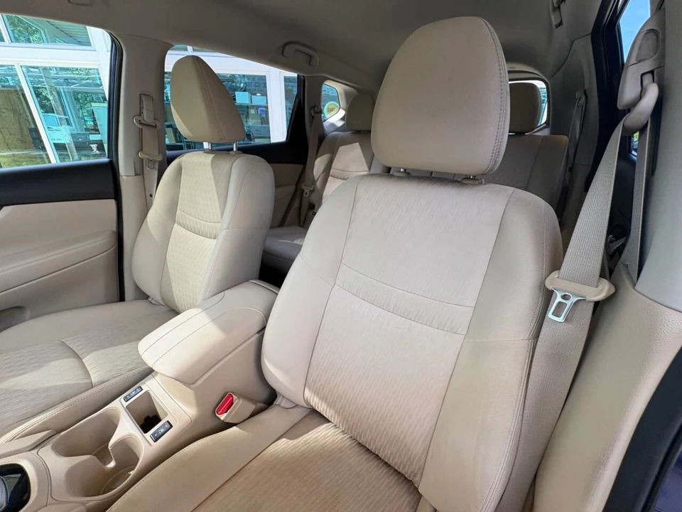 2020 Nissan Rogue - Image 25 of 31