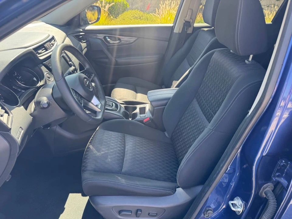 2020 Nissan Rogue - Image 9 of 15