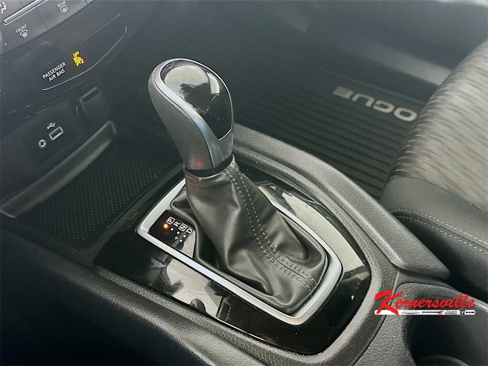 2020 Nissan Rogue - Image 16 of 21