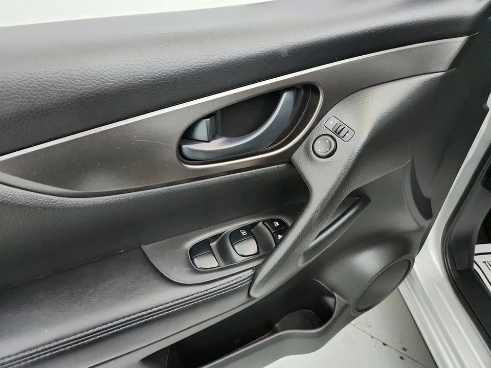 2020 Nissan Rogue - Image 17 of 21