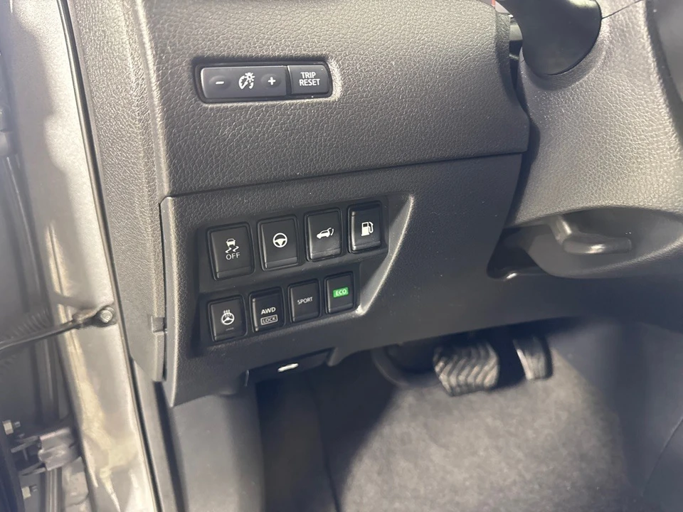 2020 Nissan Rogue - Image 15 of 21