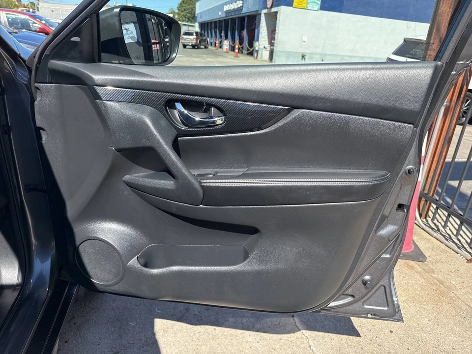 2020 Nissan Rogue - Image 17 of 21