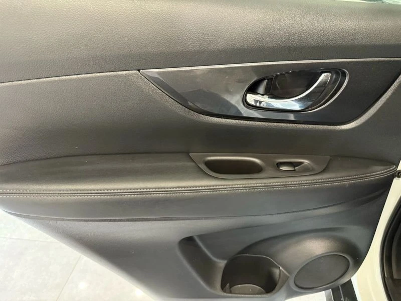 2020 Nissan Rogue - Image 8 of 12