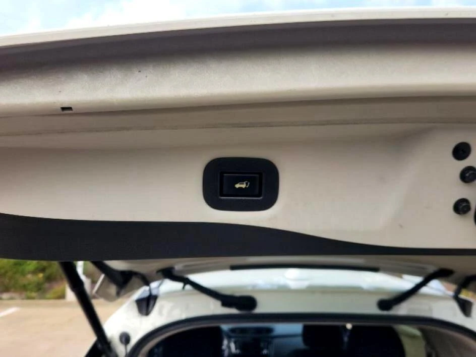 2020 Nissan Rogue - Image 11 of 19