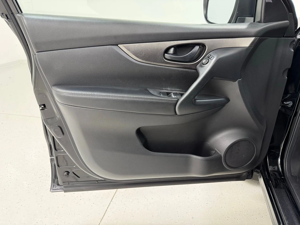 2020 Nissan Rogue - Image 9 of 21