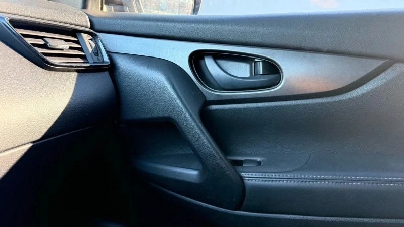 2020 Nissan Rogue - Image 8 of 12