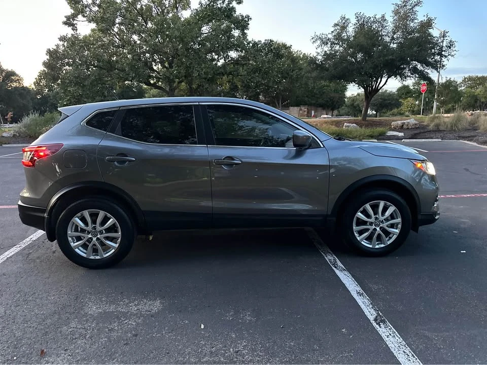 2020 Nissan Rogue - Image 9 of 17