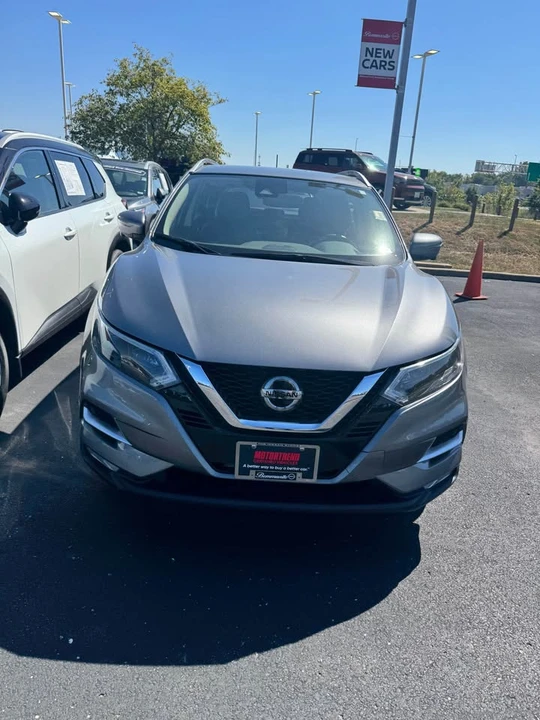 2020 Nissan Rogue - Image 2 of 11