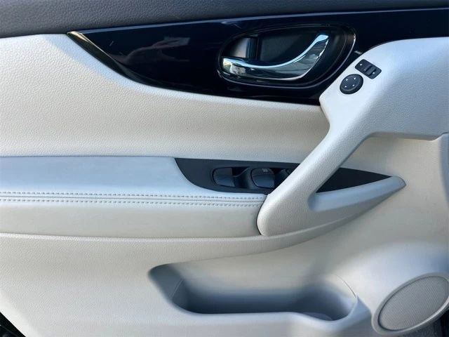 2020 Nissan Rogue - Image 11 of 12