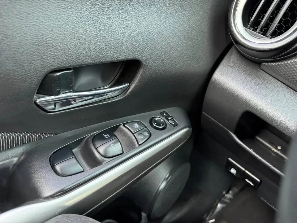 2020 Nissan Kicks - Image 11 of 19
