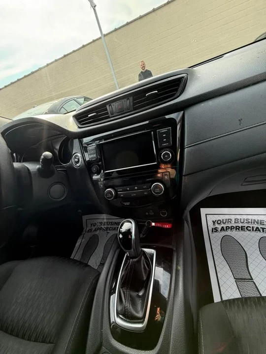 2020 Nissan Rogue - Image 8 of 11