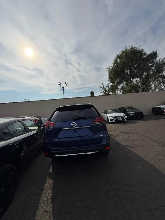 2020 Nissan Rogue - Image 2 of 11