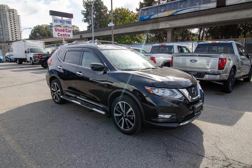2020 Nissan Rogue - Image 2 of 17