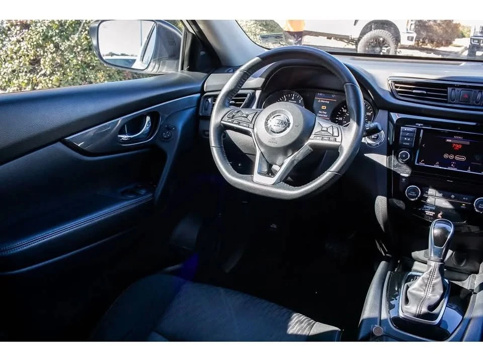 2020 Nissan Rogue - Image 9 of 16