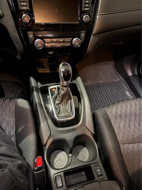 2020 Nissan Rogue - Image 8 of 10