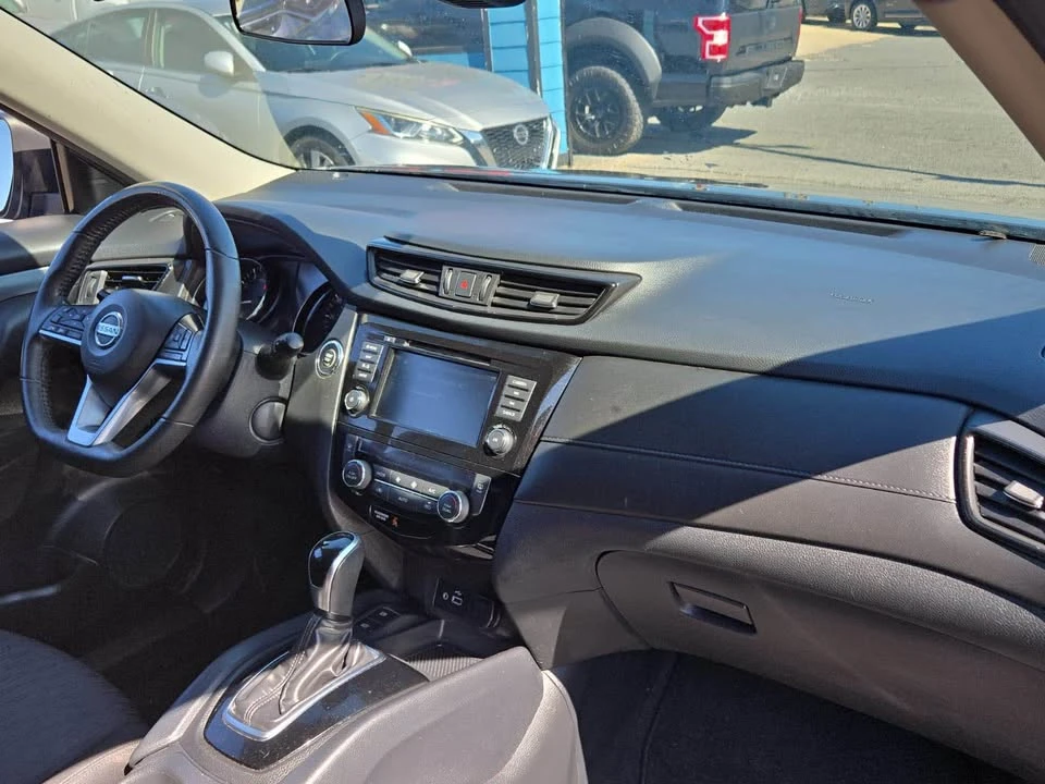 2020 Nissan Rogue - Image 16 of 17