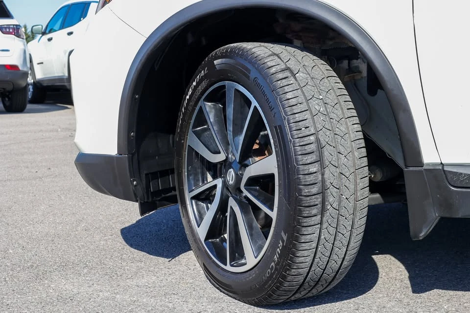 2020 Nissan Rogue - Image 8 of 20