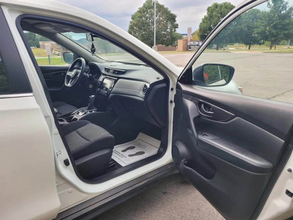 2020 Nissan Rogue - Image 9 of 19