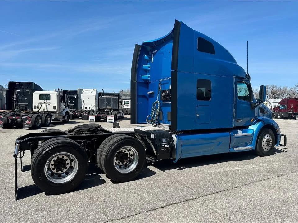 2020 Peterbilt 579 - Image 2 of 5