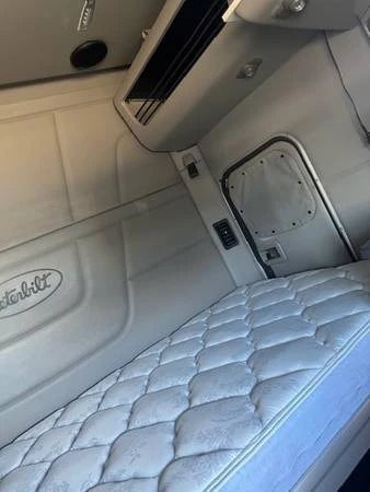 2020 Peterbilt 579 - Image 3 of 3