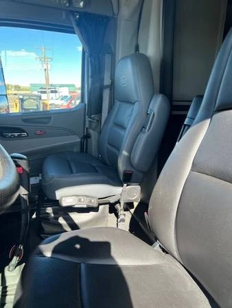 2020 Peterbilt 579 - Image 2 of 3
